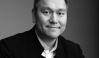 E. Sung Yi, que estará no RCS 2025, é destaque em O Globo